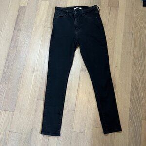 Black Levi's jeans